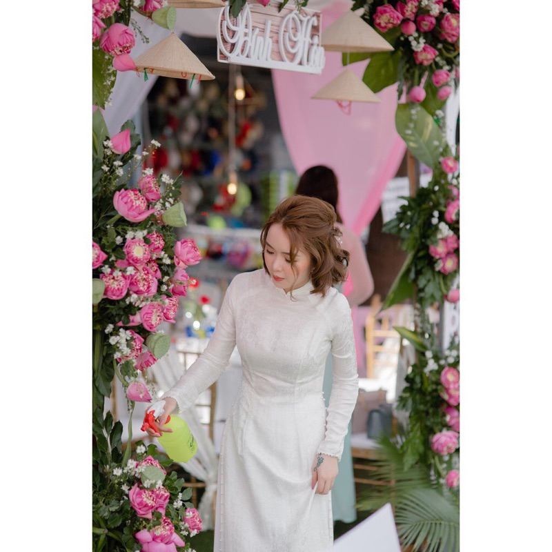 Áo dài cưới cô dâu gấm màu trắng viền hạt