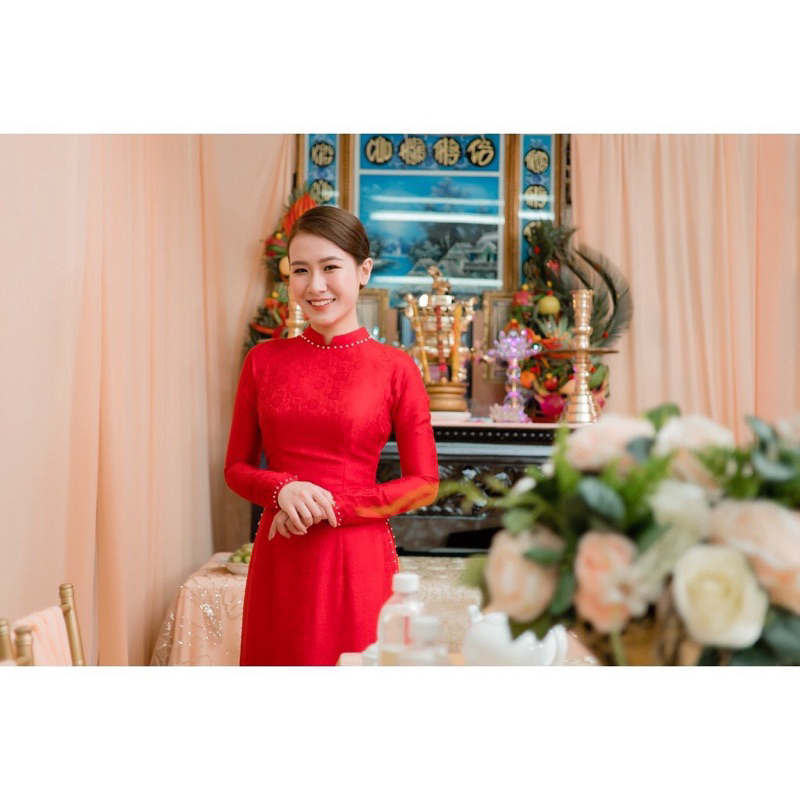 Áo dài cô dâu gâm tơ màu đỏ viền hạt
