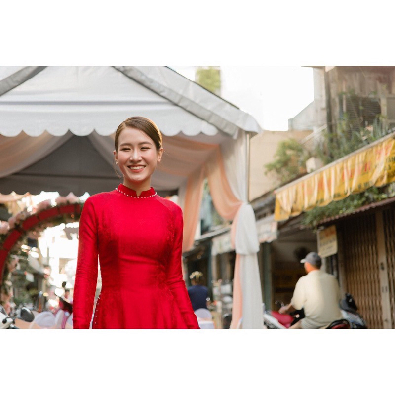 Áo dài cô dâu gâm tơ màu đỏ viền hạt