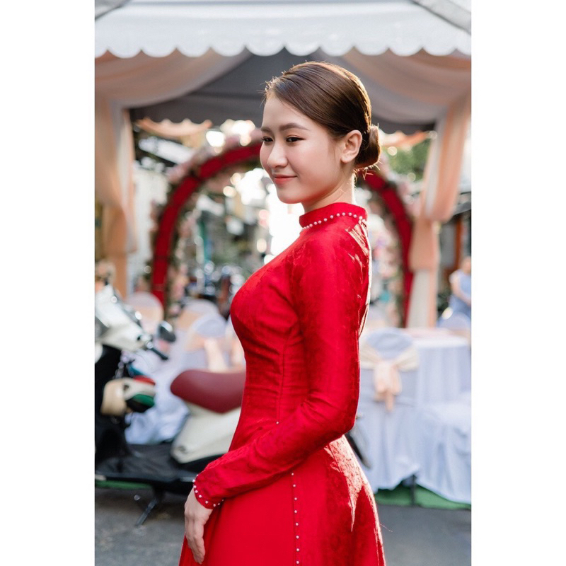 Áo dài cô dâu gâm tơ màu đỏ viền hạt