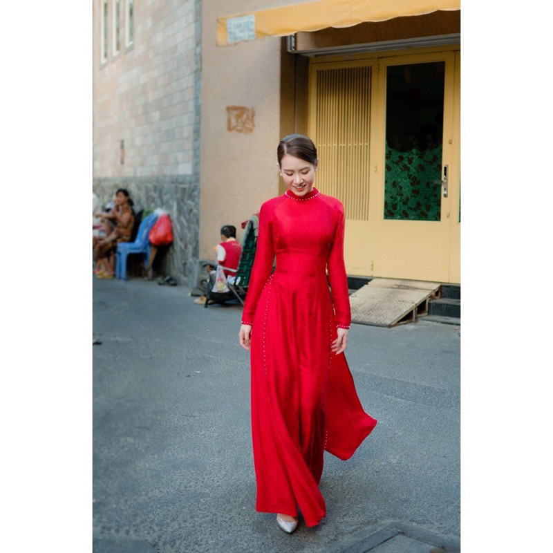 Áo dài cô dâu gâm tơ màu đỏ viền hạt