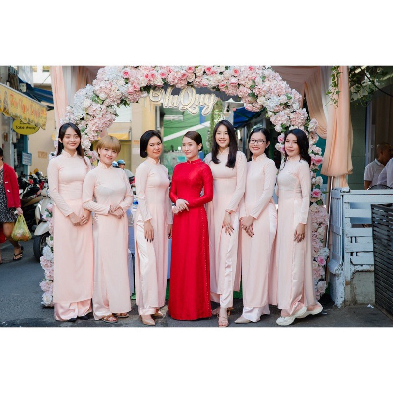 Áo dài cô dâu gâm tơ màu đỏ viền hạt