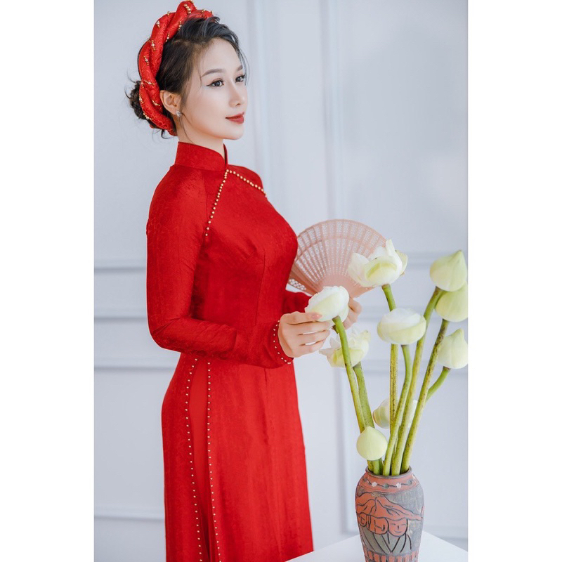 Áo dài cô dâu gấm tơ màu đỏ viền thêm hạt