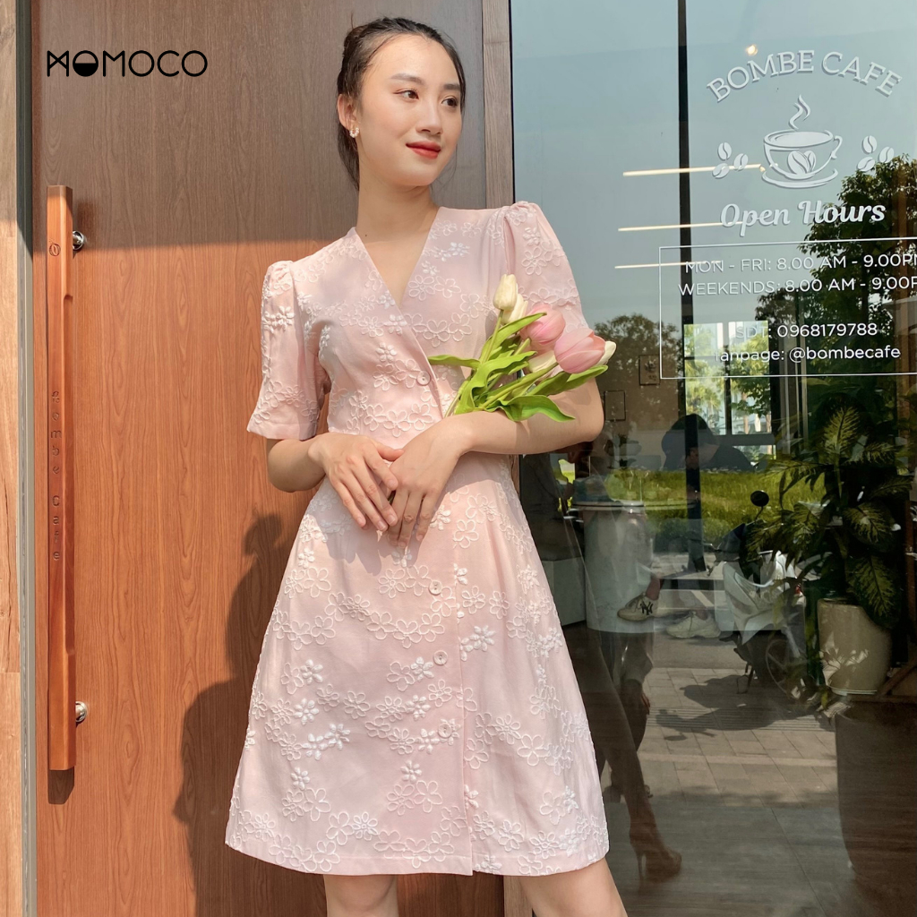 Váy Liền Thân MOMOCO Thiết Kế Vạt Lệch Tay Bồng Thanh Lịch, Chất Liệu Gấm Cao Cấp Đứng Phom M3106