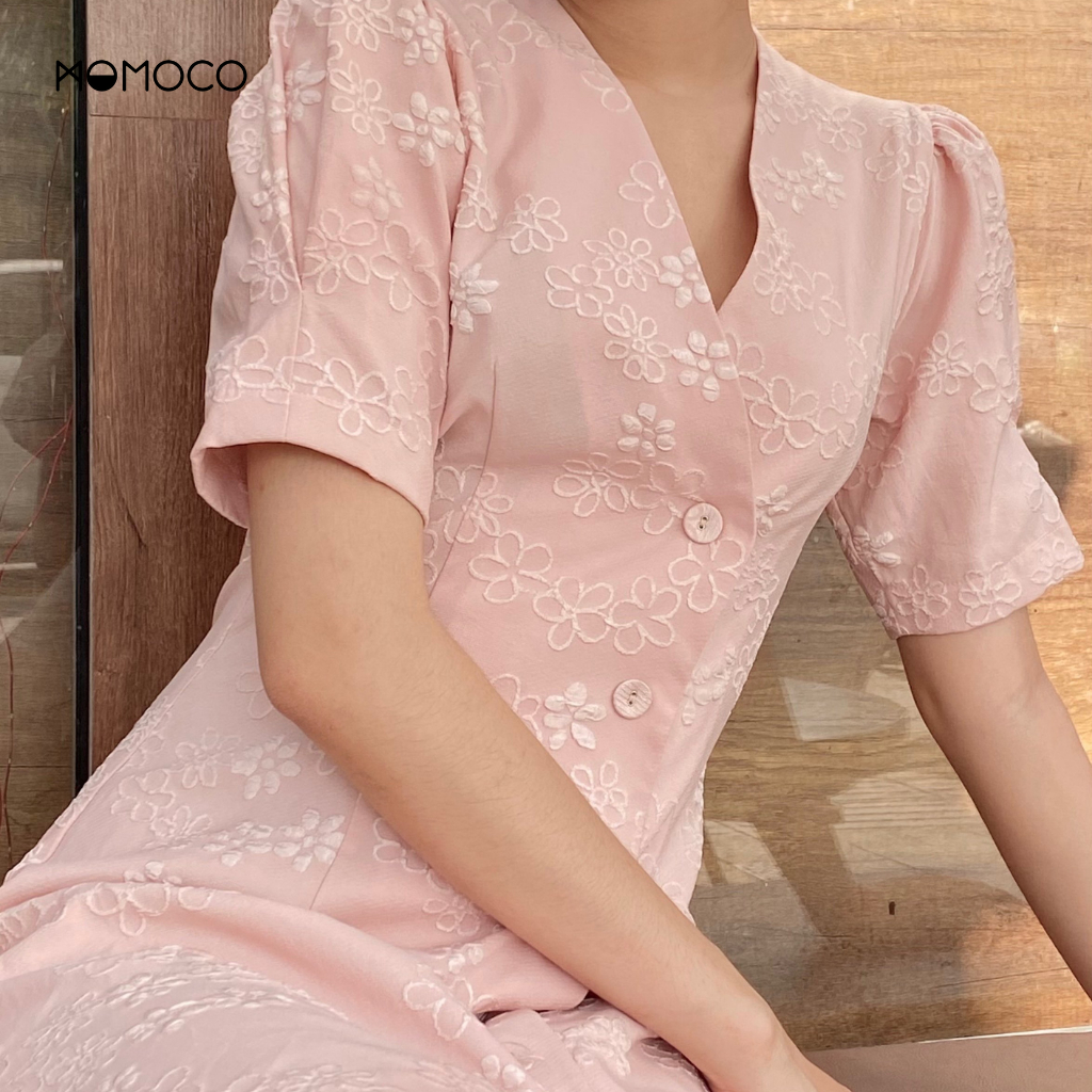 Váy Liền Thân MOMOCO Thiết Kế Vạt Lệch Tay Bồng Thanh Lịch, Chất Liệu Gấm Cao Cấp Đứng Phom M3106