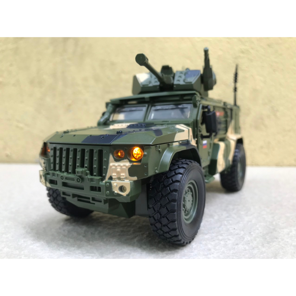 Mô hình xe quân sự Bọc thép Typhoon VDV Nga 1:32