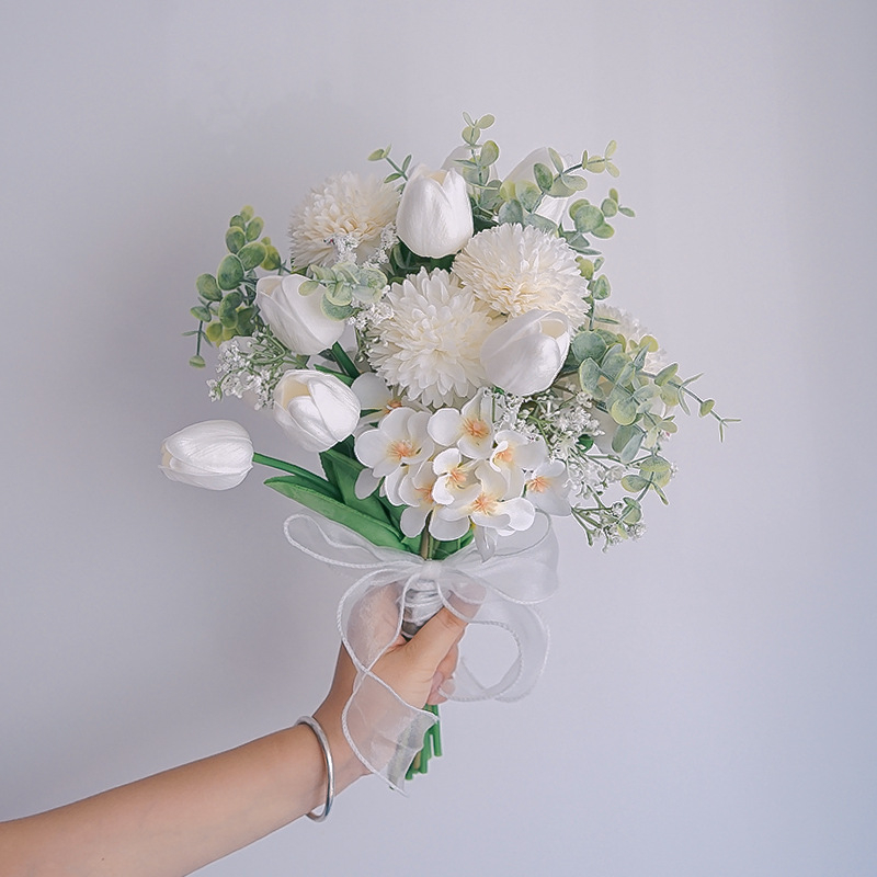 Bó hoa cưới cầm tay cô dâu từ hoa tulip phối nhiều mẫu CEVERIA