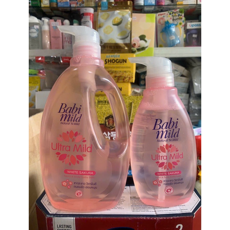 Sữa Tắm Em Bé Babi Mild - White Sakura Chai 850ml TẶNG chai 400ml Xanh hoặc Hồng date 6/2025