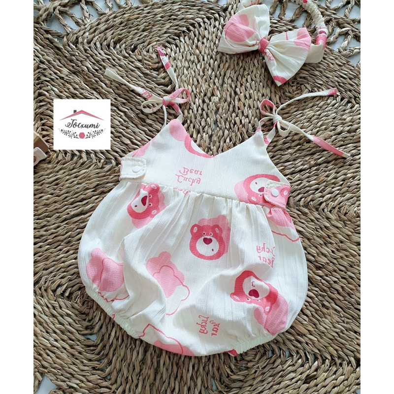 Bộ liền thân hai dây gấu dâu đũi gân siêu dễ thương tặng kèm băng đô tóc cho bé iu - Tocxumi