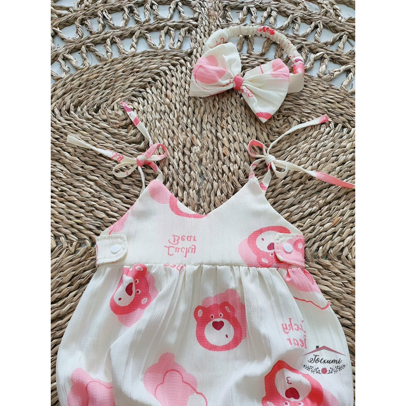 Bộ liền thân hai dây gấu dâu đũi gân siêu dễ thương tặng kèm băng đô tóc cho bé iu - Tocxumi