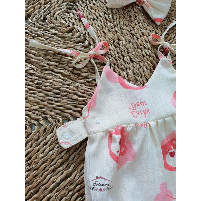 Bộ liền thân hai dây gấu dâu đũi gân siêu dễ thương tặng kèm băng đô tóc cho bé iu - Tocxumi