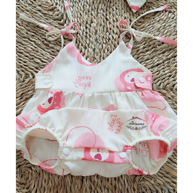 Bộ liền thân hai dây gấu dâu đũi gân siêu dễ thương tặng kèm băng đô tóc cho bé iu - Tocxumi