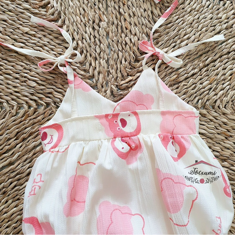 Bộ liền thân hai dây gấu dâu đũi gân siêu dễ thương tặng kèm băng đô tóc cho bé iu - Tocxumi