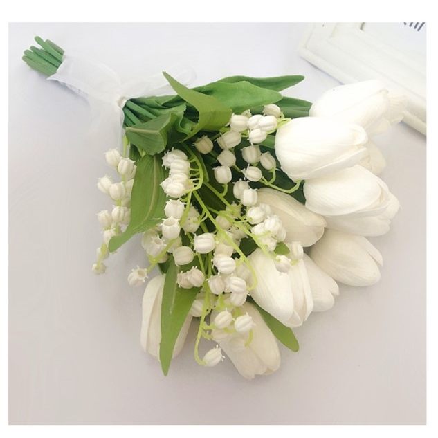 Bó hoa cưới cầm tay cô dâu hoa linh lan và tulip trắng kèm lụa satin trong CEVERIA