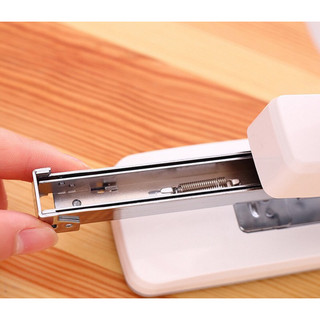 Dập ghim Deli 0465 (60 tờ)