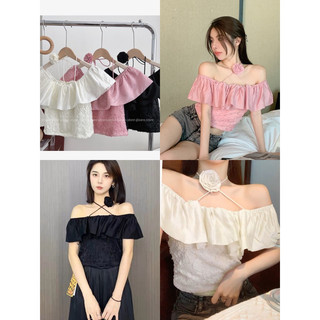 Áo trễ vai kèm choker hoa