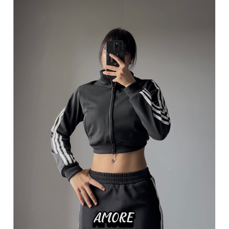 Áo khoác Nữ Croptop Nỉ 3 Sọc tay dài AMORE