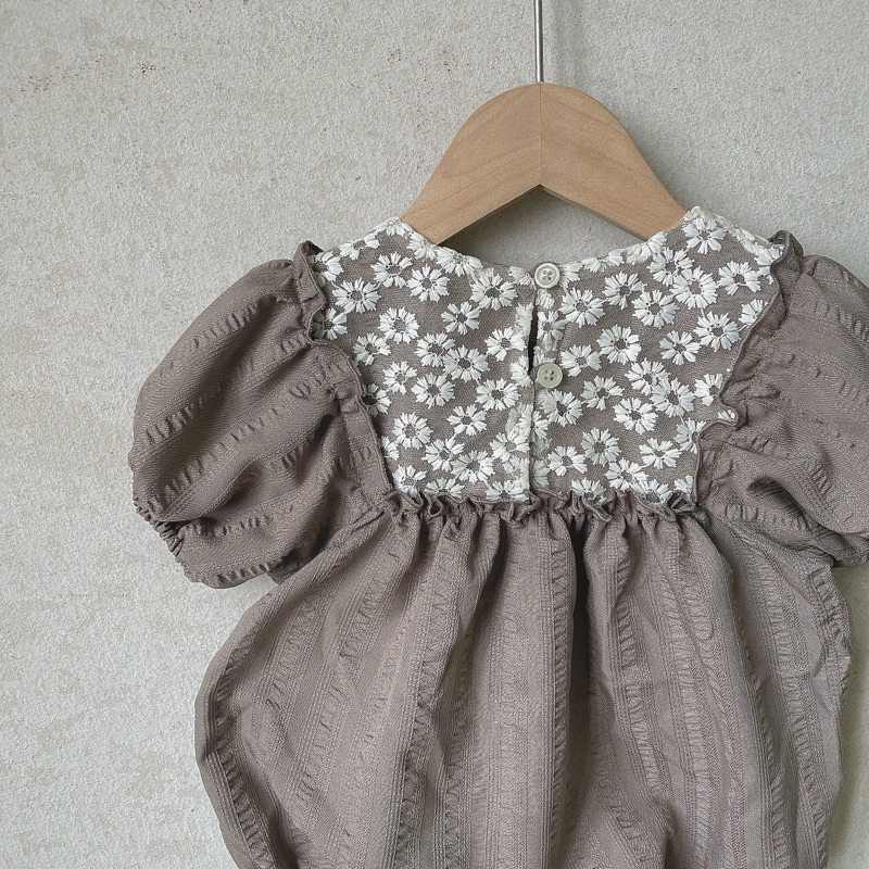 Body suit liền thân cổ bèo ren hoa nổi Tiệm Su Kids