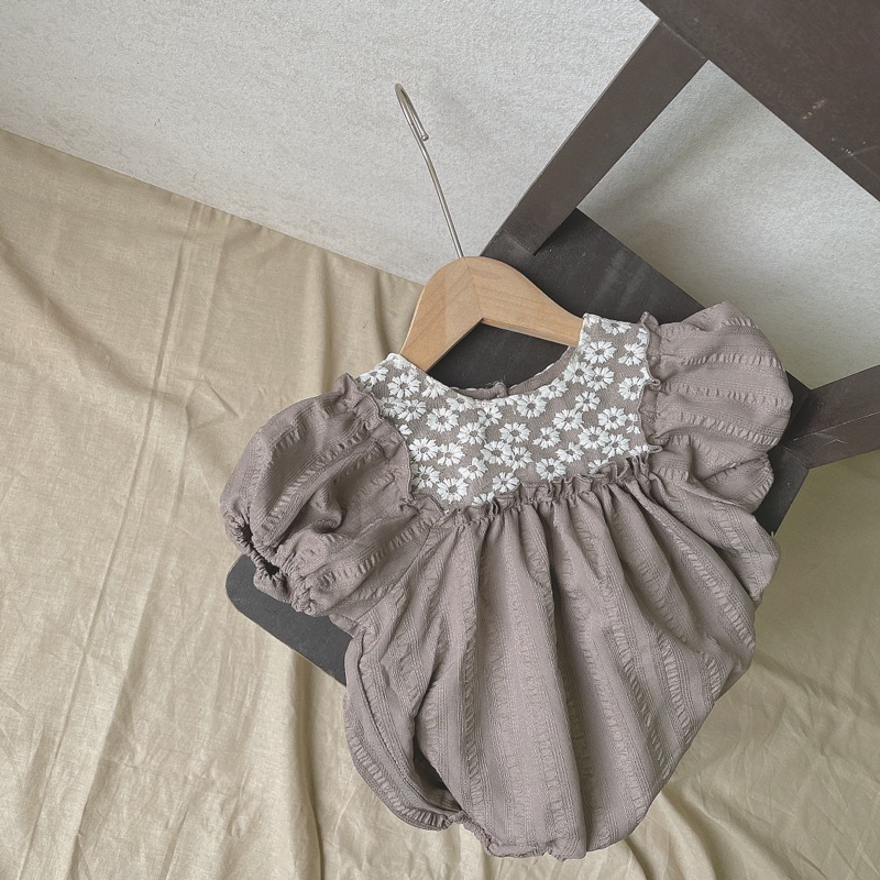 Body suit liền thân cổ bèo ren hoa nổi Tiệm Su Kids