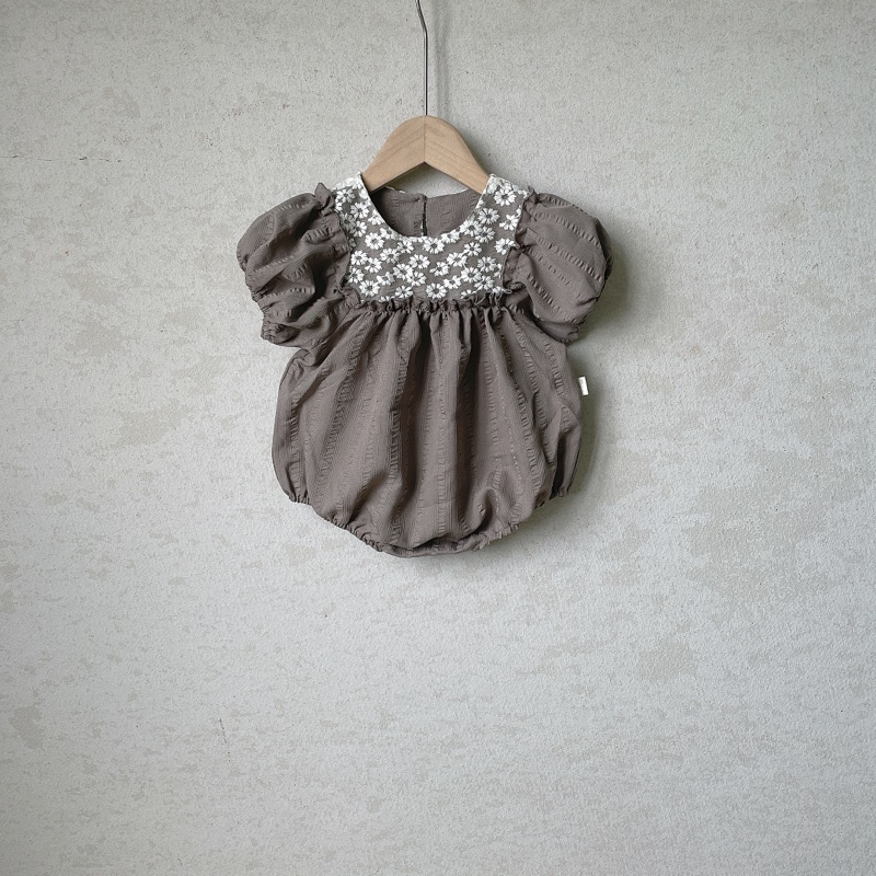 Body suit liền thân cổ bèo ren hoa nổi Tiệm Su Kids