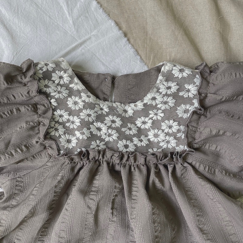 Body suit liền thân cổ bèo ren hoa nổi Tiệm Su Kids