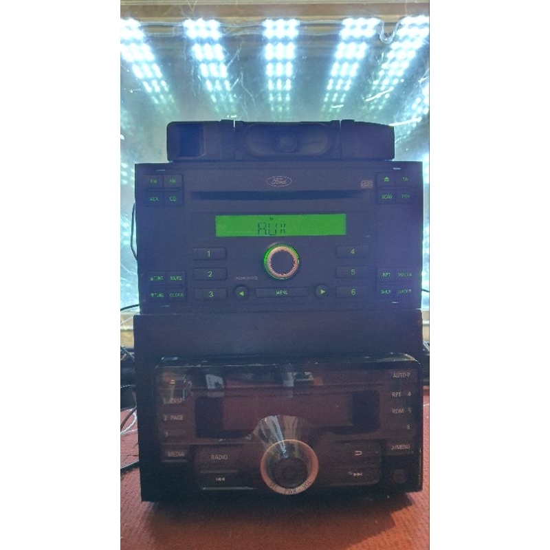 Máy phát nhạc của xe ô tô Ford transit.Aux cd.mp3.radio.lắp xe hoặc nghe cá nhân.