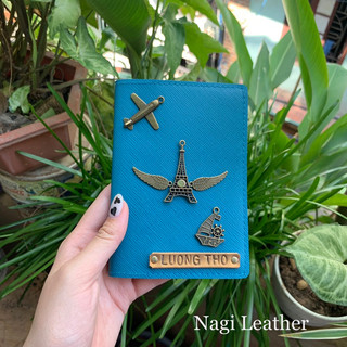 Vỏ hộ chiếu xanh (free khắc tên chủ nhân, 1 charm gắn)