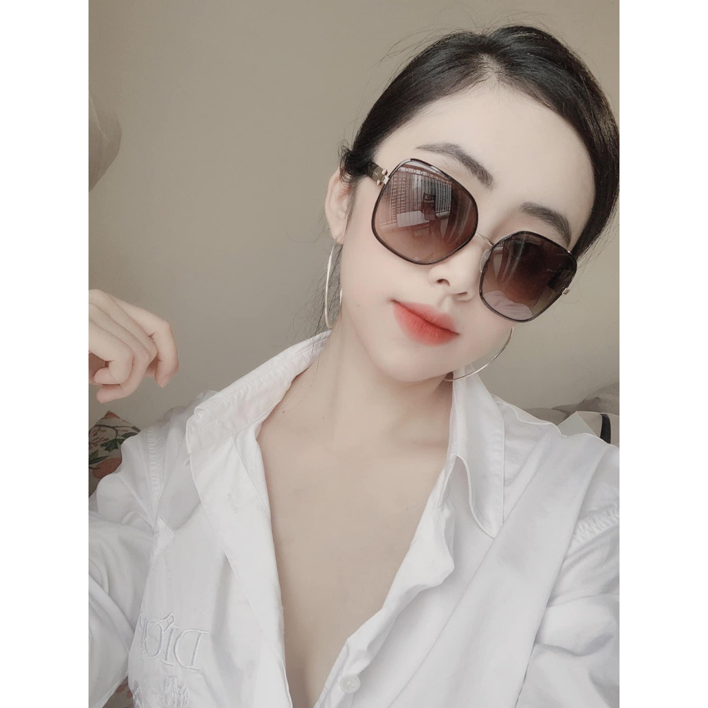 Kính mát nữ chính hãng Salvatore Ferragamo SF150S 728 đỏ đô lên mặt tiểu thư lại chanh xả vô cùng. Form vuông dễ đeo