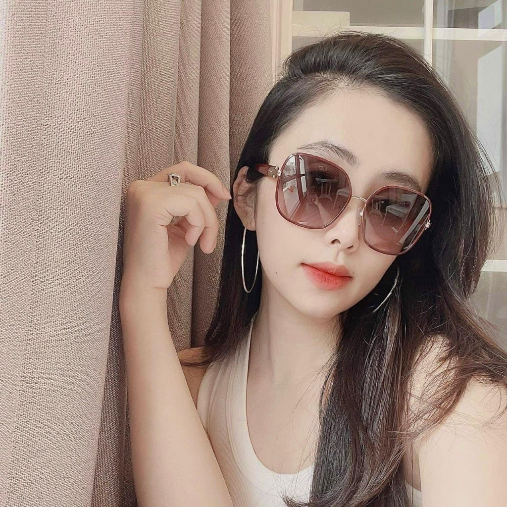 Kính mát nữ chính hãng Salvatore Ferragamo SF150S 728 đỏ đô lên mặt tiểu thư lại chanh xả vô cùng. Form vuông dễ đeo