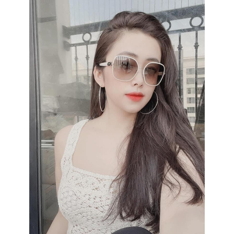 Kính mát nữ chính hãng Salvatore Ferragamo SF150S 728 đỏ đô lên mặt tiểu thư lại chanh xả vô cùng. Form vuông dễ đeo