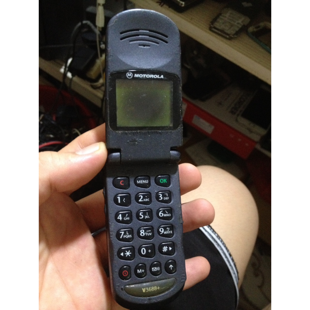 Xác MOTOROLA V3688 không bin, chưa thử, bán xác hên xui anh em lụm linh kiện