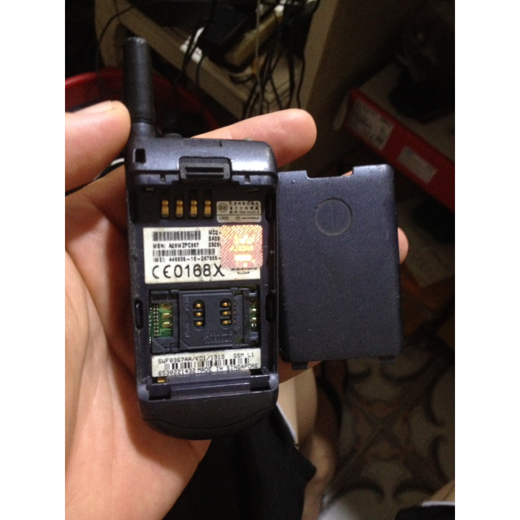 Xác MOTOROLA V3688 không bin, chưa thử, bán xác hên xui anh em lụm linh kiện