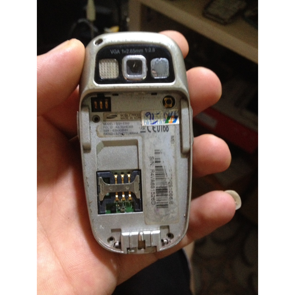 Xác SAMSUNG E350 xác còn lại như hình, xấu xí, chưa thử, anh em mua hên xui lấy linh kiện, máy không bin