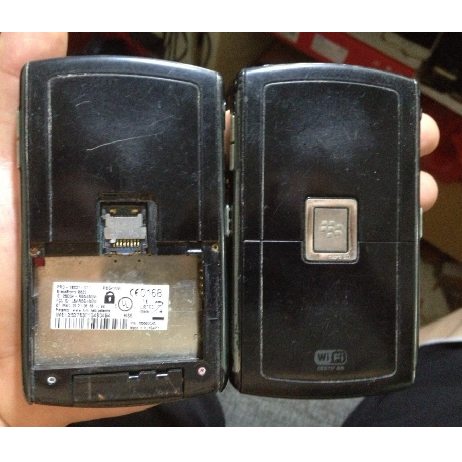 Cặp Xác BlackBerry ,8830 cắm sạc báo như hình, có nắp - 8820 không thấy lên, không nắp