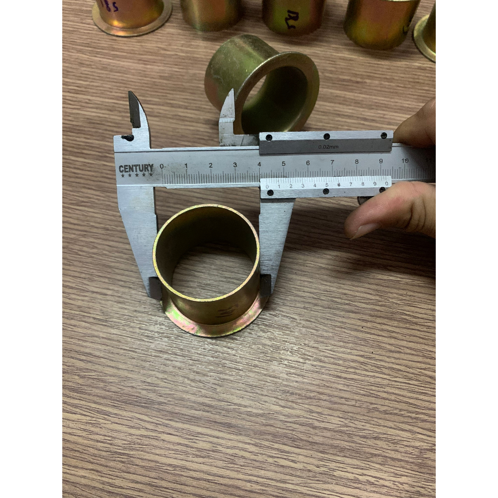 Bạc sắt lót cao su ắc nhíp xe tải Hyundai, Isuzu, Kia tải,... kích thước 37x40x43  như hình đo