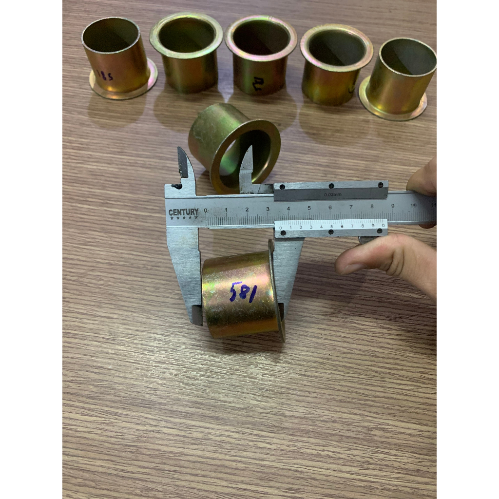 Bạc sắt lót cao su ắc nhíp xe tải Hyundai, Isuzu, Kia tải,... kích thước 37x40x43  như hình đo