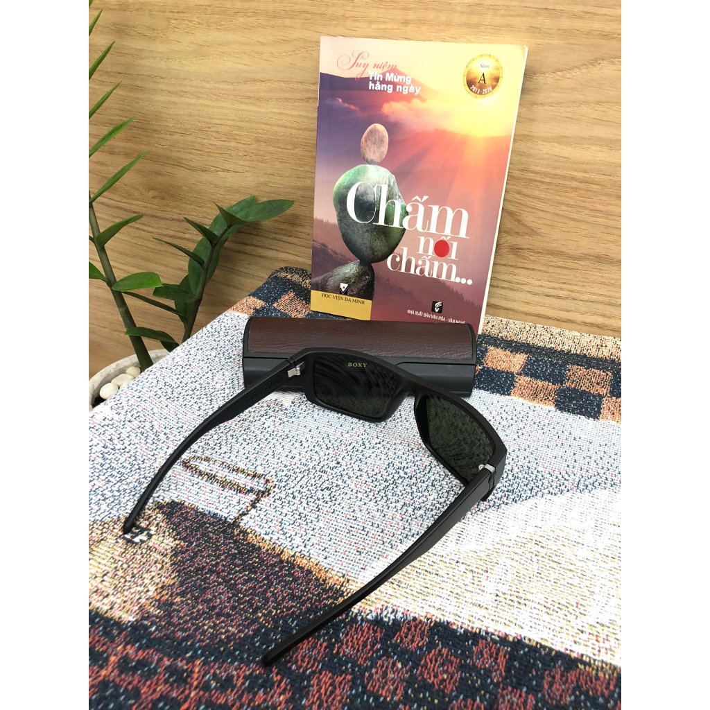 Mắt kính mát của Nam hàng si Nhật, đã qua sử dụng