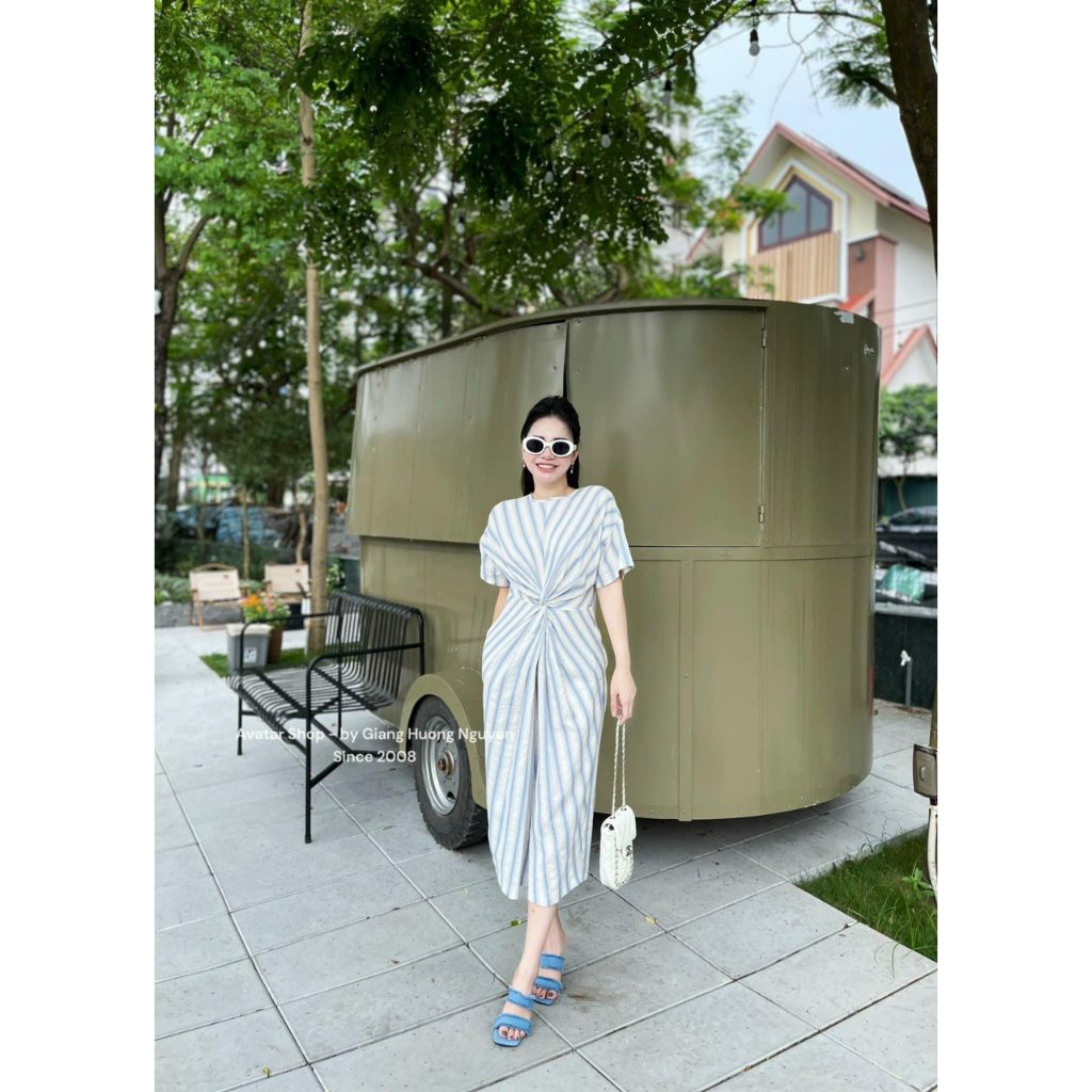 Váy kẻ trắng xanh xoắn eo dáng xòe midi vai đổ tay ngắn cổ tròn chất linen mát mềm nhẹ nhàng thanh lịch fullsize sẵn