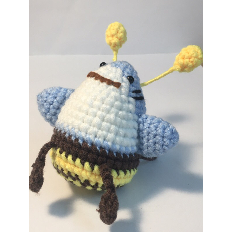 Móc khoá len handmade cá mập ong siêu cute, đáng yêu