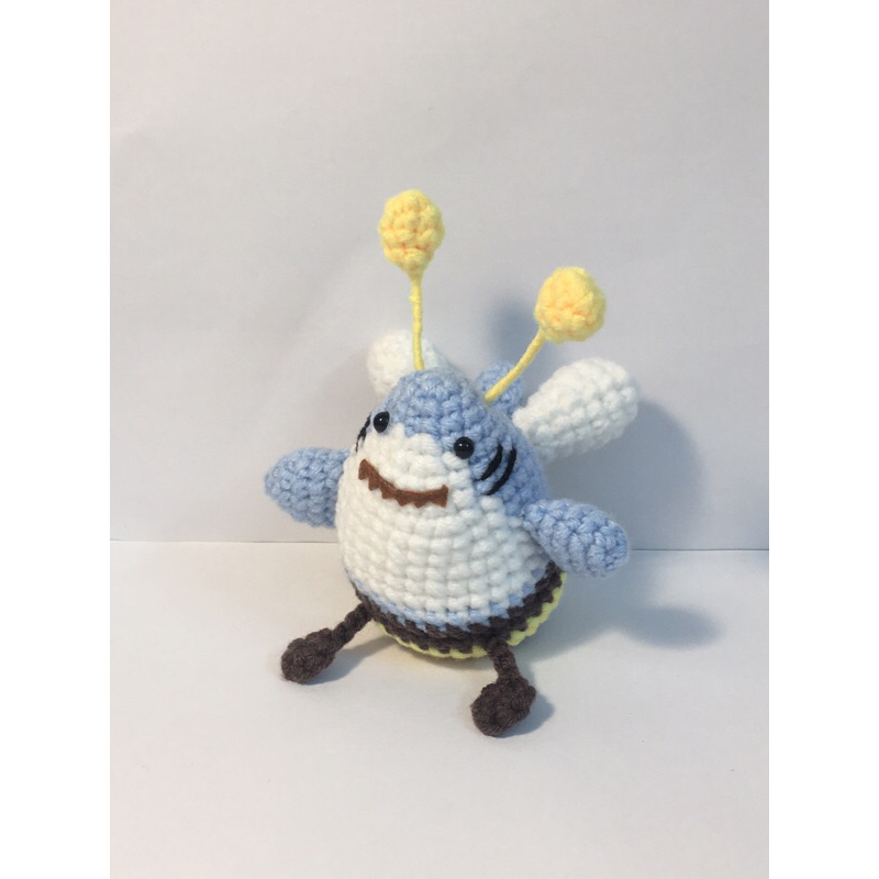 Móc khoá len handmade cá mập ong siêu cute, đáng yêu
