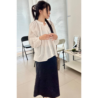 Nanasisi. Áo sơ mi trắng cổ trụ