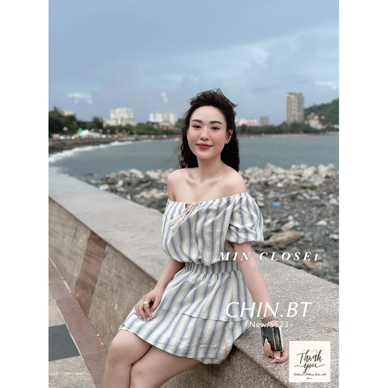 Váy kẻ trễ vai chun eo Phạm Nhi