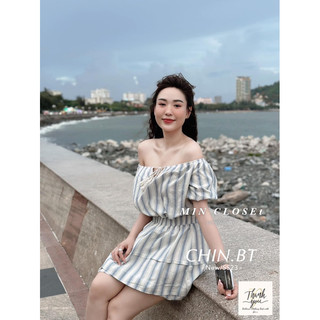 Váy kẻ trễ vai chun eo Phạm Nhi