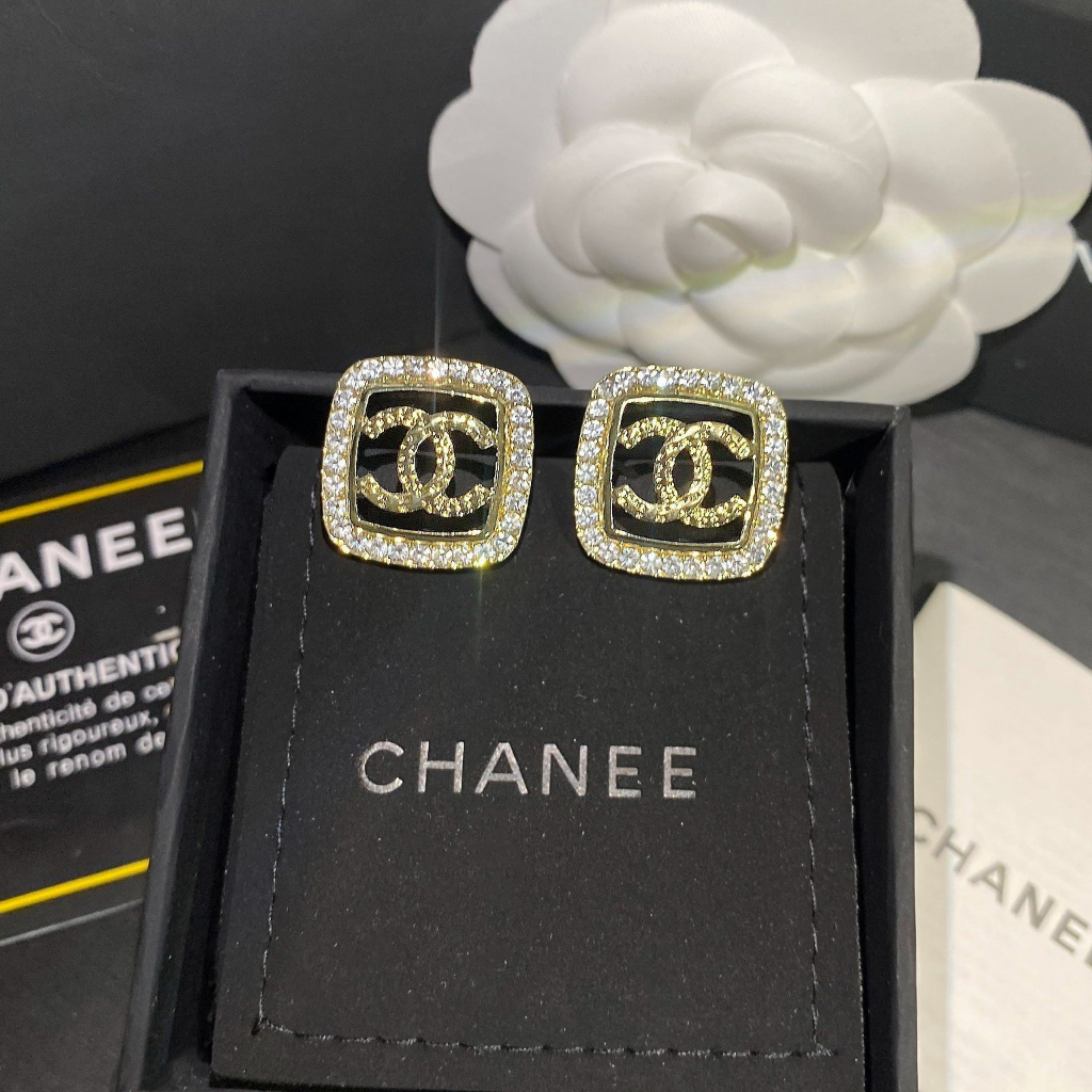 Khuyên vuông X vàng viền đá rỗng sang chảnh ECN23