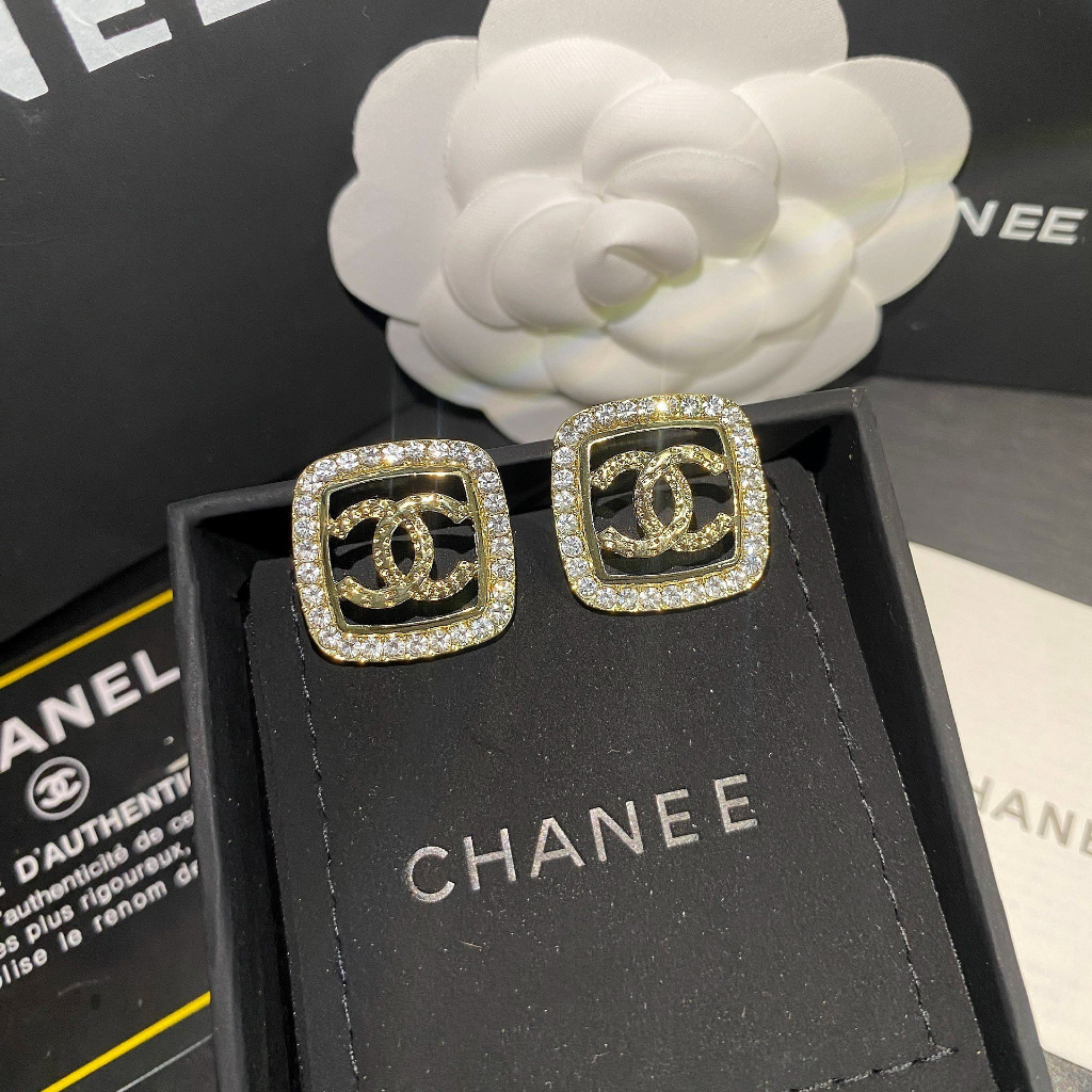 Khuyên vuông X vàng viền đá rỗng sang chảnh ECN23