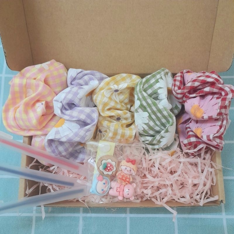 Combo cột tóc Scrunchies gấu dâu lotso, bút viết, charm