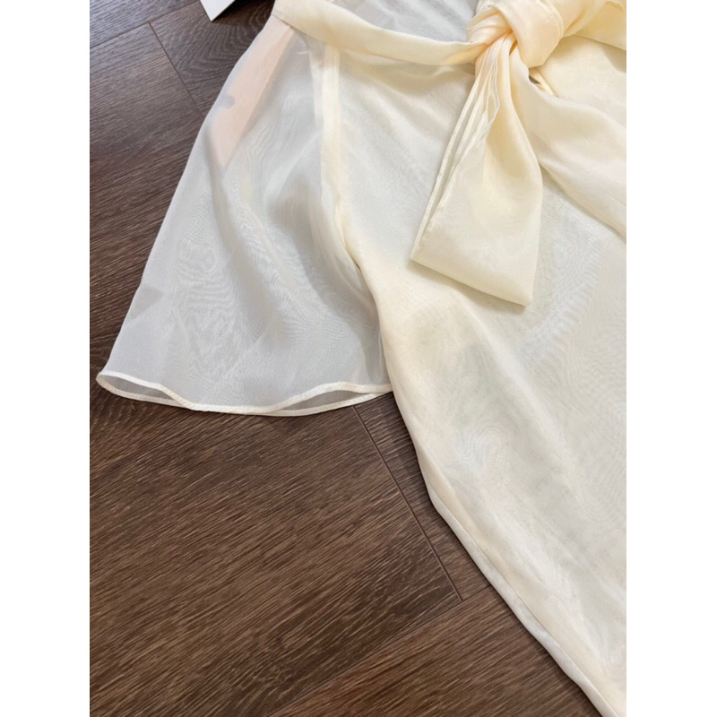 Áo sơmi tơ thắt nơ cổ