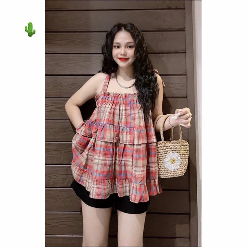 Áo caro kẻ đỏ bèo tầng babydoll thắt nơ vai xinh xắn.