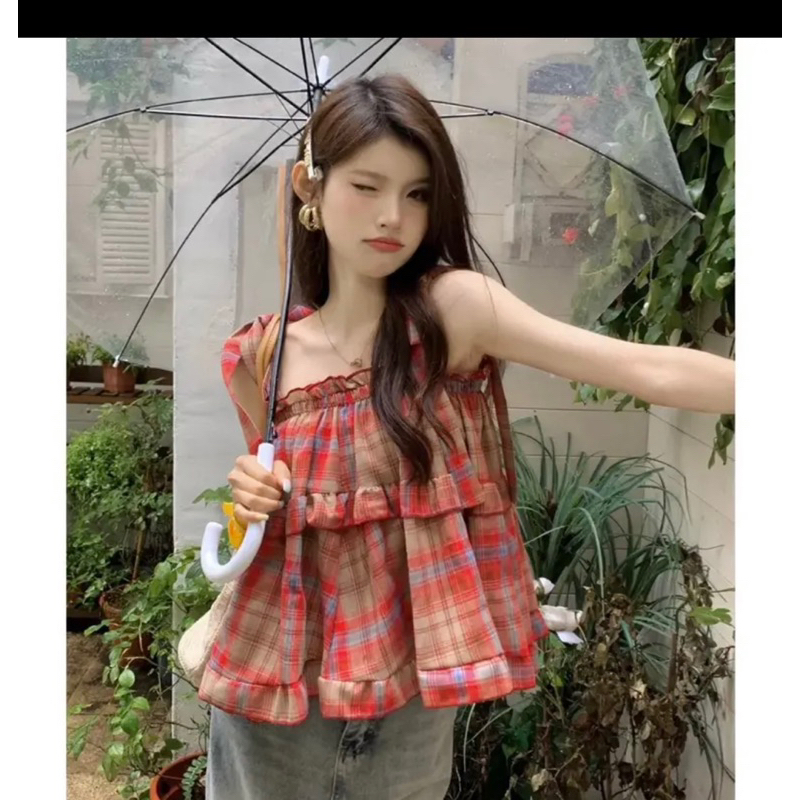 Áo caro kẻ đỏ bèo tầng babydoll thắt nơ vai xinh xắn.