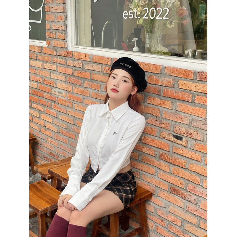 Áo sơ mi croptop thêu logo
